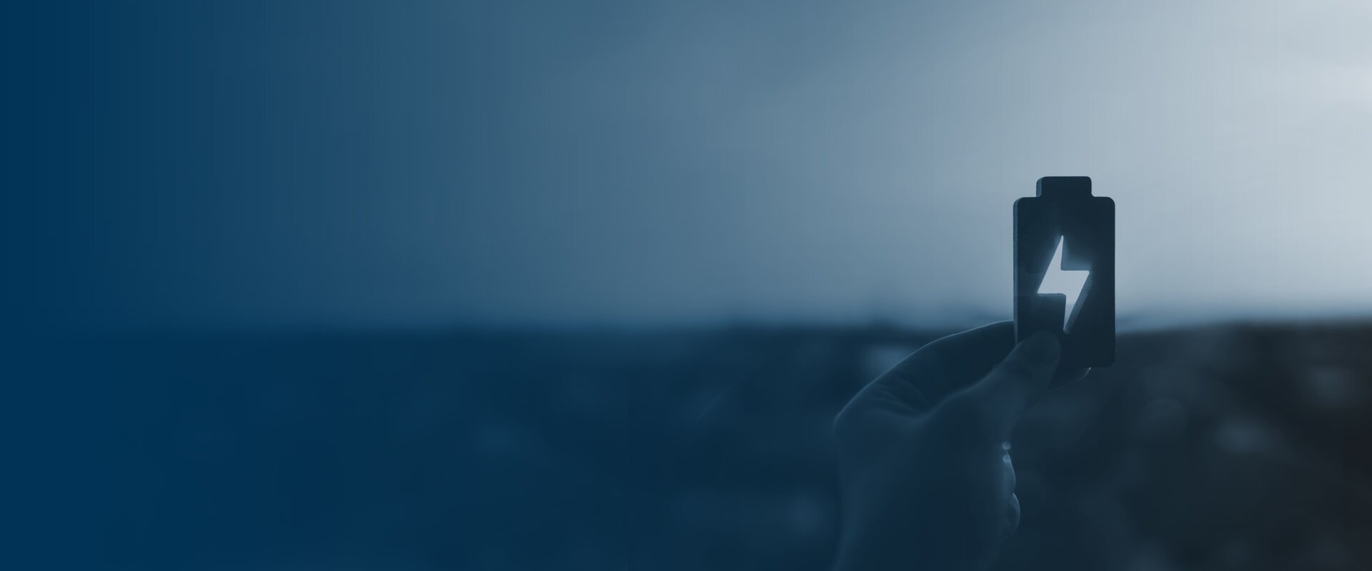 Energiesymbol wird in der Hand gehalten